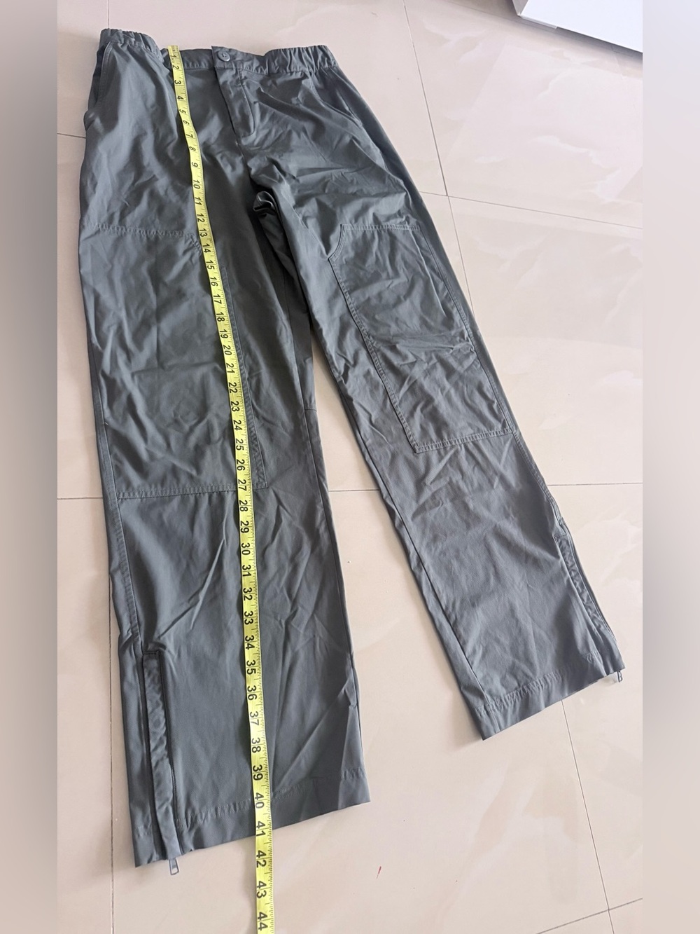 ALO Yoga Men's and Women Gray Cargo Pants with Ankle Zippers - Picture 4 of 12